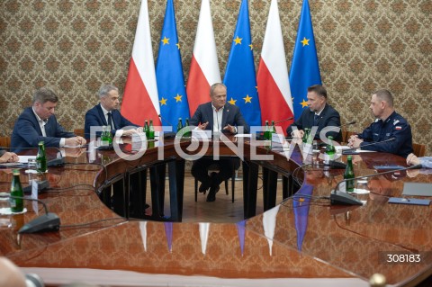  08.10.2026 WARSZAWA<br />NARADA NA TEMAT BEZPIECZENSTWA<br />N/Z PREMIER DONALD TUSK KRZYSZTOF GAWKOWSKI MARCIN KIERWINSKI JAN GRABIEC GENERAL MAREK BORON<br /> 