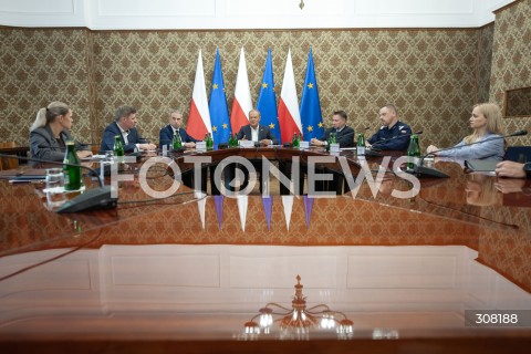  08.10.2026 WARSZAWA<br />NARADA NA TEMAT BEZPIECZENSTWA<br />N/Z PREMIER DONALD TUSK KRZYSZTOF GAWKOWSKI MARCIN KIERWINSKI JAN GRABIEC GENERAL MAREK BORON BARBARA NOWACKA JOLANTA SOBIERANSKA GRENDA<br /> 