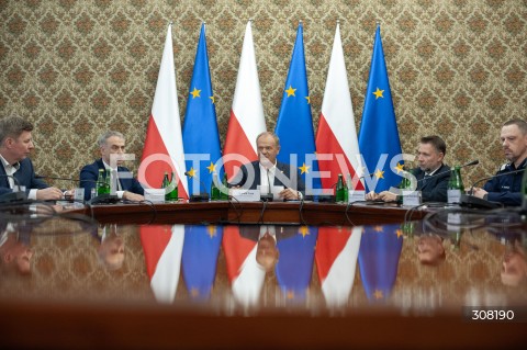  08.10.2026 WARSZAWA<br />NARADA NA TEMAT BEZPIECZENSTWA<br />N/Z PREMIER DONALD TUSK KRZYSZTOF GAWKOWSKI MARCIN KIERWINSKI JAN GRABIEC GENERAL MAREK BORON<br /> 