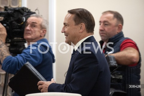  20.10.2026 WARSZAWA<br />POSIEDZENIE RADY MINISTROW<br />N/Z RADOSLAW SIKORSKI<br /> 